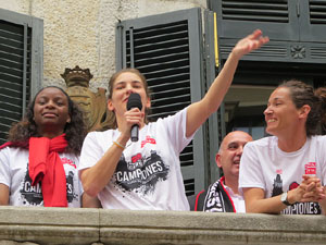 Arribada de les jugadores de l'Uni Spar Citylift a la plaça del Vi després de proclamar-se campiones de Lliga