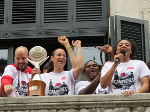 Arribada de les jugadores de l'Uni Spar Citylift a la plaça del Vi després de proclamar-se campiones de Lliga
