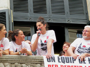 Arribada de les jugadores de l'Uni Spar Citylift a la pla&ccedil;a del Vi despr&eacute;s de proclamar-se campiones de Lliga
