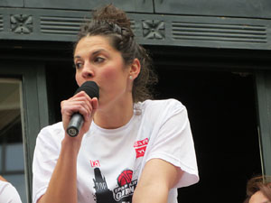 Arribada de les jugadores de l'Uni Spar Citylift a la pla&ccedil;a del Vi despr&eacute;s de proclamar-se campiones de Lliga