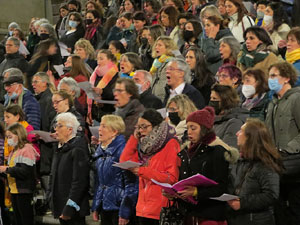 Cantada per a Ucraïna a les escales de la Catedral de Girona