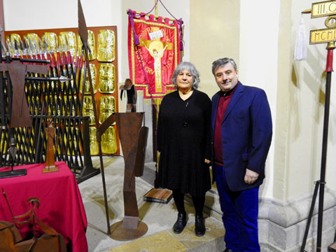 Xavier Serra i Maria Teresa González al costat d'una de les escultures de Max Varés