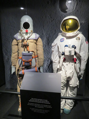 Esquerra: rèplica de l'escafandra estratosfèrica creat per Emilio Herrera. Dreta: rè:plica del vestit A7L utilitzat en la missió Apollo 11