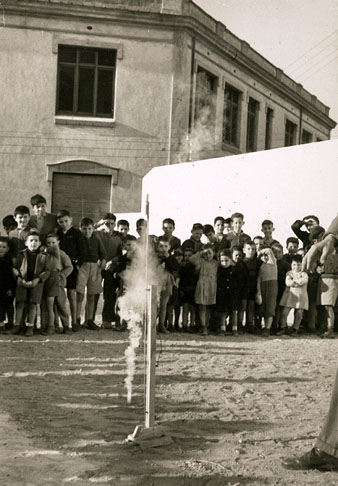 Llançament d'un petard al pati d'esbarjo de les Escoles d'Ensenyament Primari de Foment de Cultura. 1955
