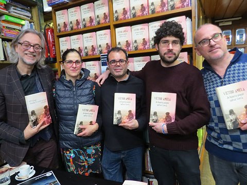 Víctor Amela signant exemplars de les seves obres a la llibreria Geli el 19 de desembre de 2018