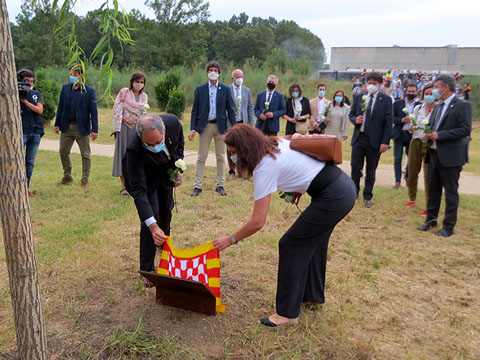 El MHP Quim Torra i l'alcaldessa Marta Madenas destapen la placa commemorativa de l'acte