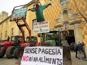 Protesta dels pagesos gironins amb una tractorada pel centre de la ciutat
