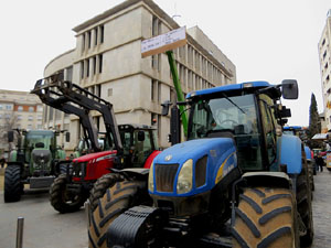 Protesta dels pagesos gironins amb una tractorada pel centre de la ciutat