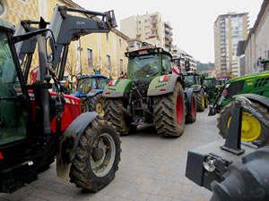 Protesta dels pagesos gironins amb una tractorada pel centre de la ciutat