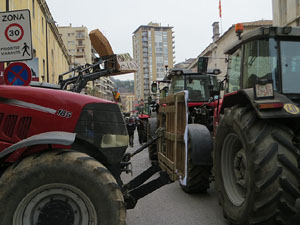 Protesta dels pagesos gironins amb una tractorada pel centre de la ciutat