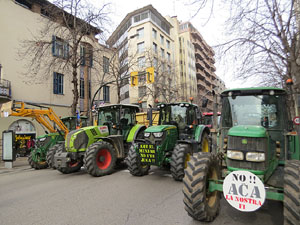 Protesta dels pagesos gironins amb una tractorada pel centre de la ciutat
