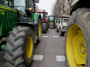 Protesta dels pagesos gironins amb una tractorada pel centre de la ciutat