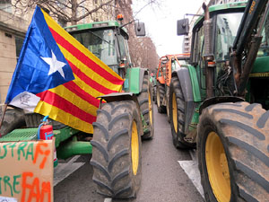 Protesta dels pagesos gironins amb una tractorada pel centre de la ciutat