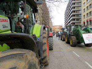 Protesta dels pagesos gironins amb una tractorada pel centre de la ciutat