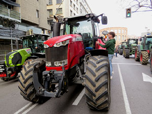 Protesta dels pagesos gironins amb una tractorada pel centre de la ciutat