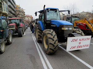 Protesta dels pagesos gironins amb una tractorada pel centre de la ciutat