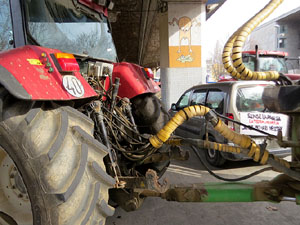 Protesta dels pagesos gironins amb una tractorada pel centre de la ciutat