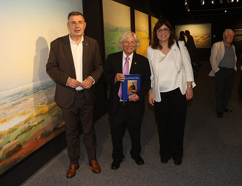 Inauguració de l'exposició. El president de la Diputació, Miquel Noguer, Lluís Roura i la vicepresidenta de la Diputació, Gemma Geis