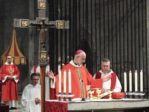 La celebració de la missa oficiada pel bisbe de Girona fra Octavi Vilà