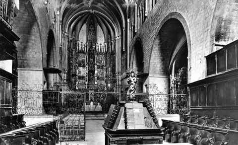 Nau, altar major i retaule de l'església de Sant Feliu. En primer terme, el cor de l'església. 1910