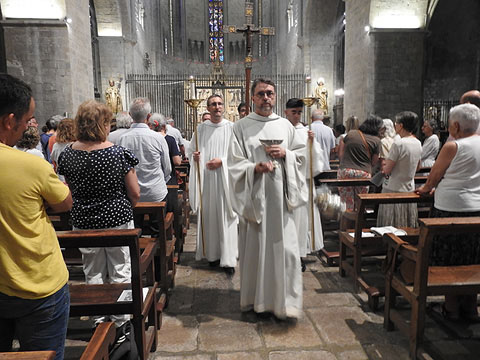 La celebració de la missa oficiada pel bisbe de Girona fra Octavi Vilà