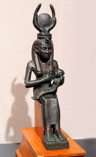 Isis alletant Horus nen o Harpòcrates. Bronze. Baixa època (715-332 aC)