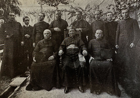 Bartomeu Barceló, segon per la dreta, amb el bisbe de Puno al Perú. 1915